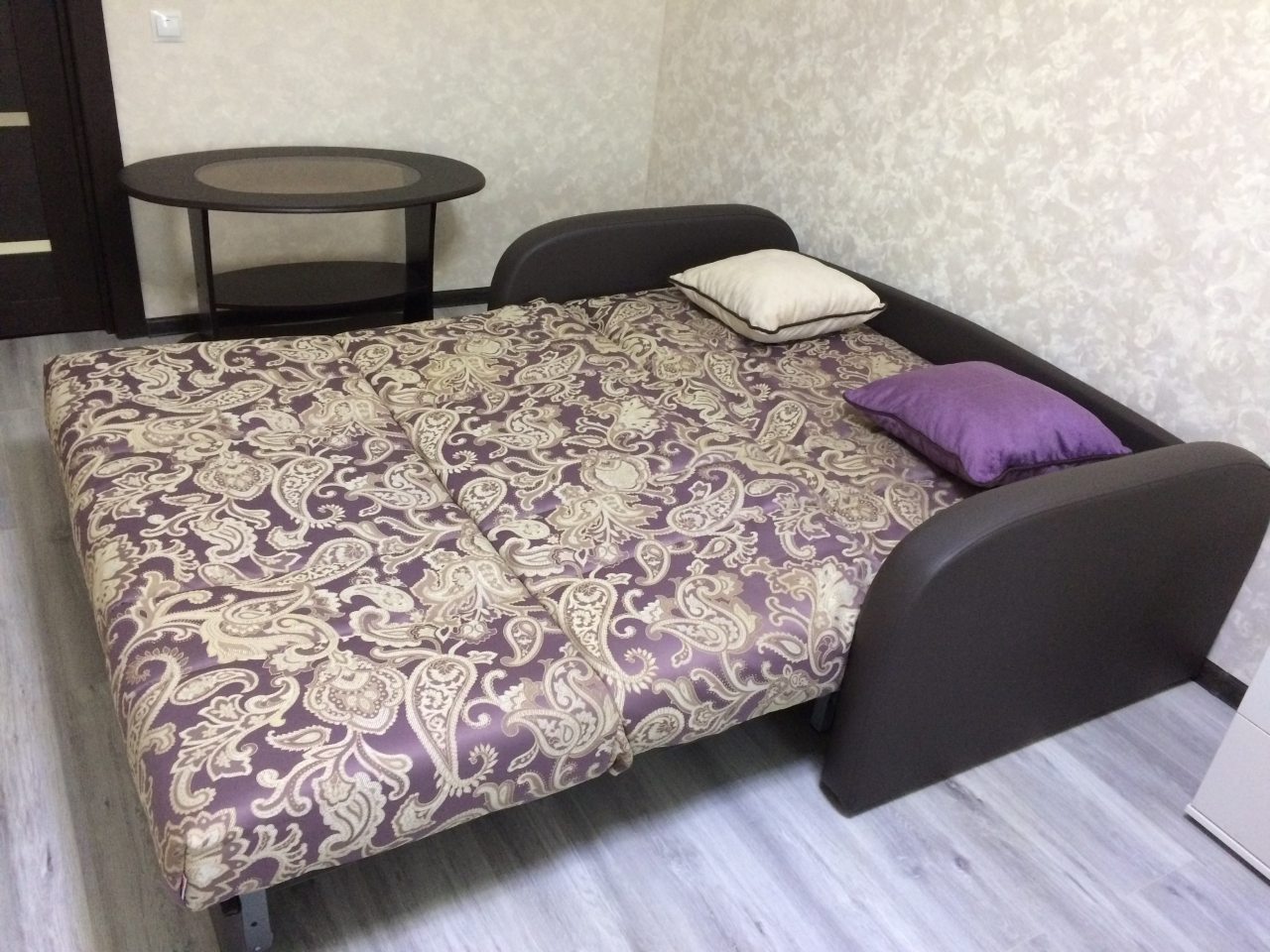 Диван в комнате (разложен)
