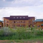 Фасад гостевого дома на территории базы отдыха "Ковчег" в Вышке. 