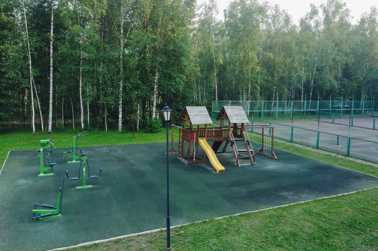 Спортивная зона на свежем воздухе с уличными тренажёрами, Гостиница Фантазия