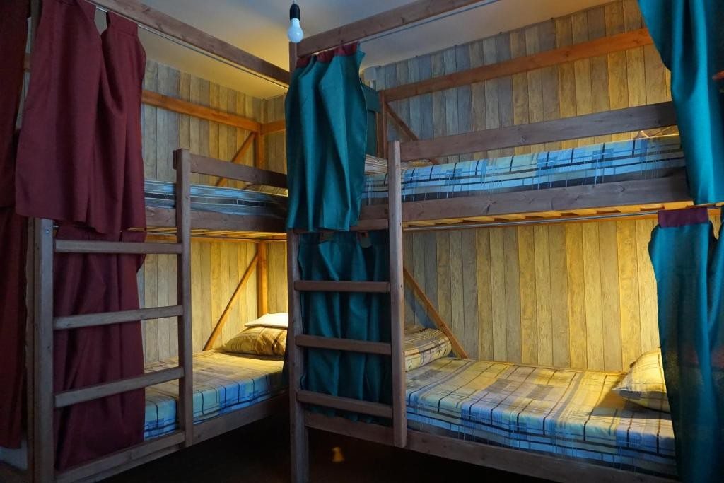 Номер (Спальное место на двухъярусной кровати в общем номере для мужчин и женщин) хостела Морошка, Териберка