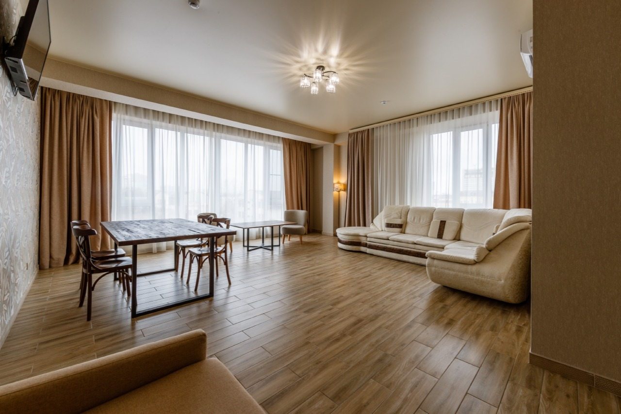 Сьюит (Джуниор Роял), Central Inn