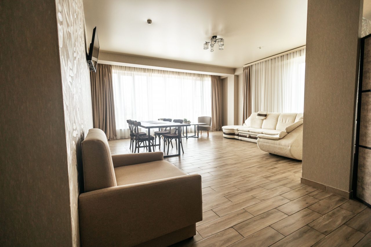 Сьюит (Джуниор Роял), Central Inn