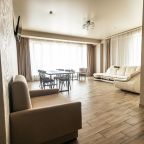 Сьюит (Джуниор Роял), Central Inn