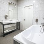 Сьюит (Джуниор Роял), Central Inn