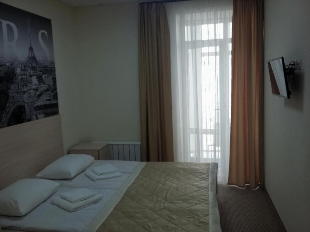 Двухместный (Стандартный двухместный номер с 1 кроватью или 2 отдельными кроватями и балконом) отеля Комфорт, Ставрополь