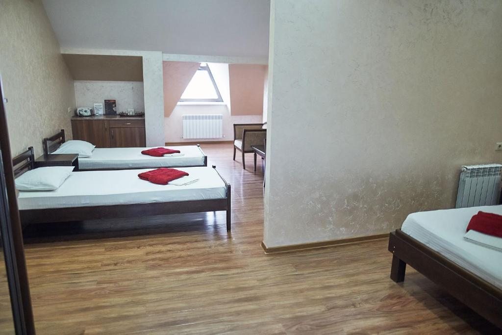 Четырехместный (Улучшенный четырехместный номер) отеля Спокойный отдых, Ставрополь
