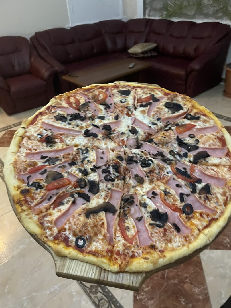 Пицца с ветчиной и грибами