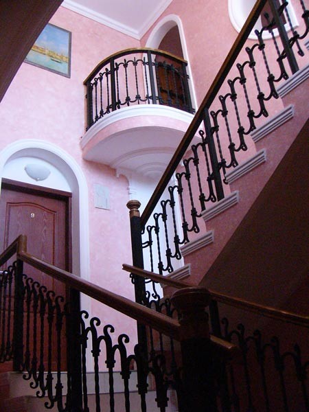 лестница на 3 этаж. Отель Ренессанс