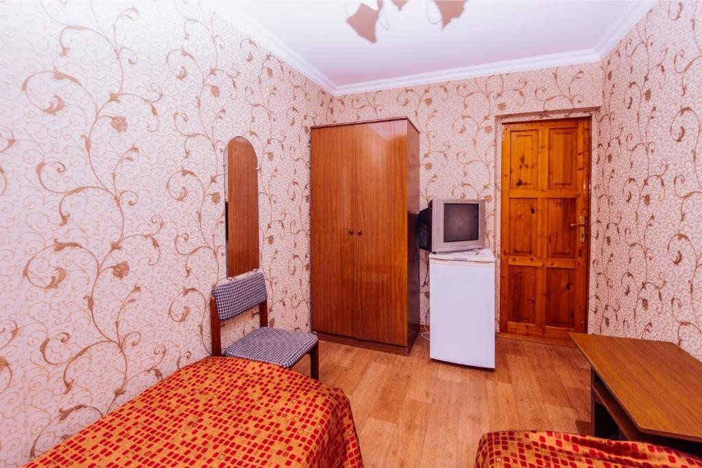 Трехместный (Трехместный номер эконом-класса с общей ванной комнатой) отеля Михаил, Адлер