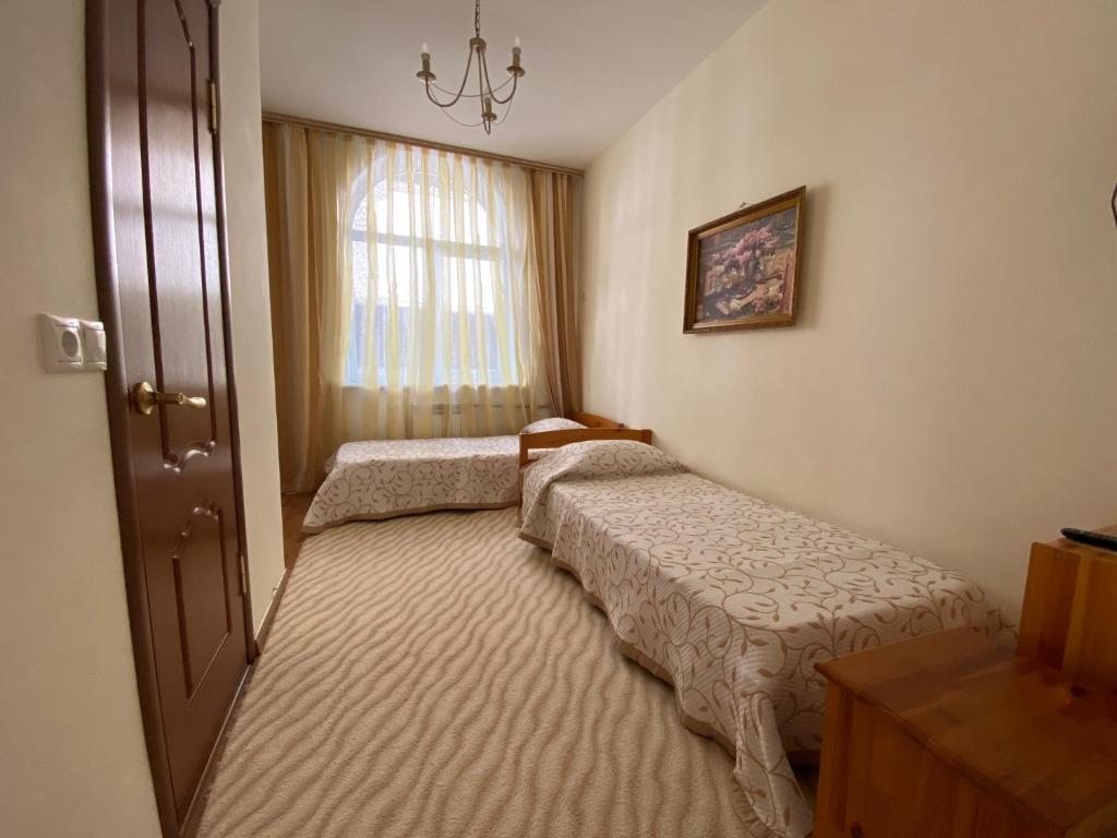 Двухместный (Стандартный двухместный номер с 2 отдельными кроватями) отеля София на Чкалова, Адлер