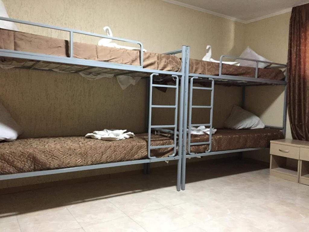 Номер (Спальное место на двухъярусной кровати в общем номере для мужчин) хостела Уютный отель на Декабристов 103б, Лоо