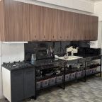 Общая кухня со всей необходимой посудой