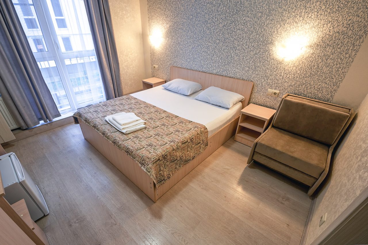 Трехместный (Комфорт с двуспальной кроватью и креслом-кроватью) мини-отеля Мантарини, Адлер