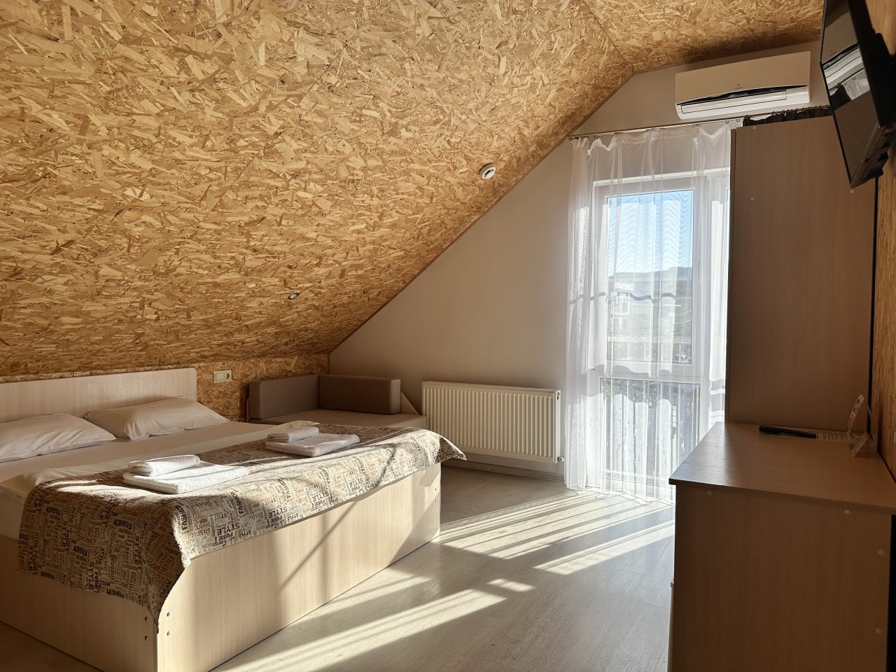 Трехместный (Мансардный номер с двуспальной кроватью и креслом-кроватью), Гостевой дом Мантарини