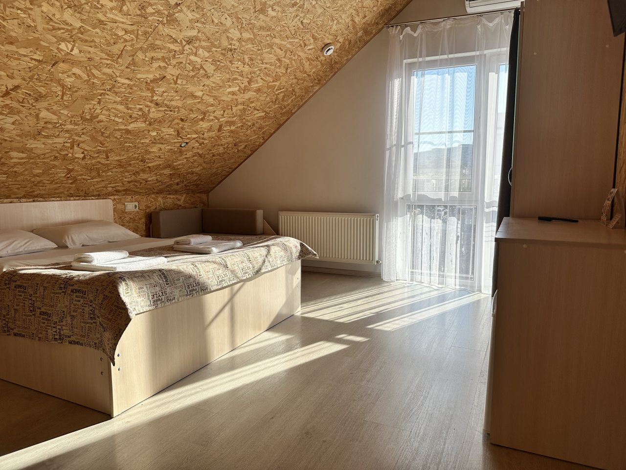 Трехместный (Мансардный номер с двуспальной кроватью и креслом-кроватью), Гостевой дом Мантарини