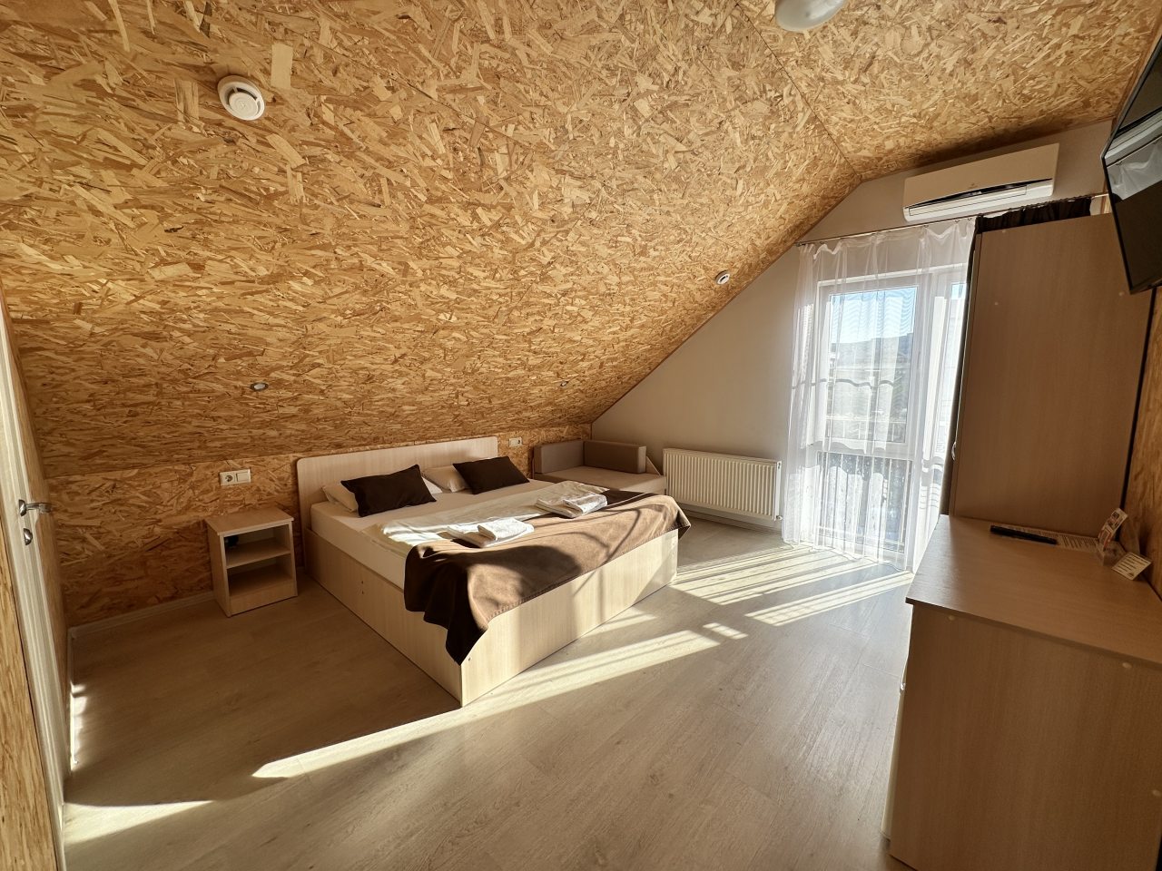 Трехместный (Мансардный номер с двуспальной кроватью и креслом-кроватью), Гостевой дом Мантарини