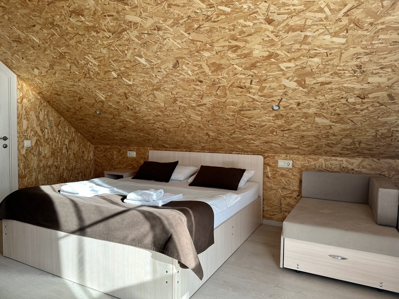 Трехместный (Мансардный номер с двуспальной кроватью и креслом-кроватью), Гостевой дом Мантарини