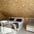 Трехместный (Мансардный номер с двуспальной кроватью и креслом-кроватью), Гостевой дом Мантарини