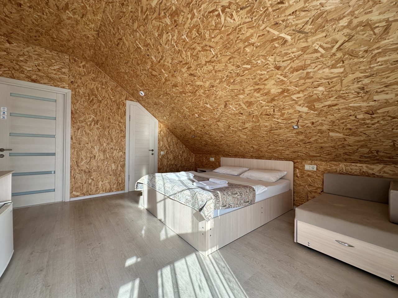 Трехместный (Мансардный номер с двуспальной кроватью и креслом-кроватью), Гостевой дом Мантарини