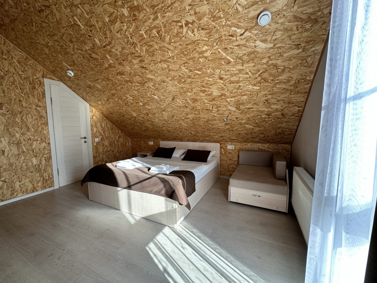 Трехместный (Мансардный номер с двуспальной кроватью и креслом-кроватью), Гостевой дом Мантарини