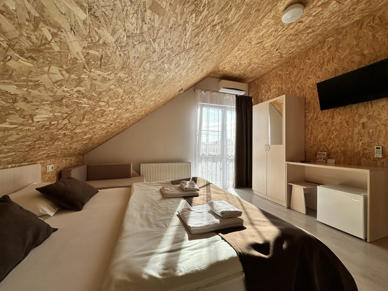 Трехместный (Мансардный номер с двуспальной кроватью и креслом-кроватью), Гостевой дом Мантарини