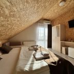 Трехместный (Мансардный номер с двуспальной кроватью и креслом-кроватью), Гостевой дом Мантарини