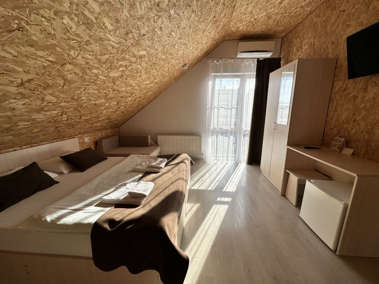 Трехместный (Мансардный номер с двуспальной кроватью и креслом-кроватью), Гостевой дом Мантарини