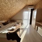 Трехместный (Мансардный номер с двуспальной кроватью и креслом-кроватью), Гостевой дом Мантарини