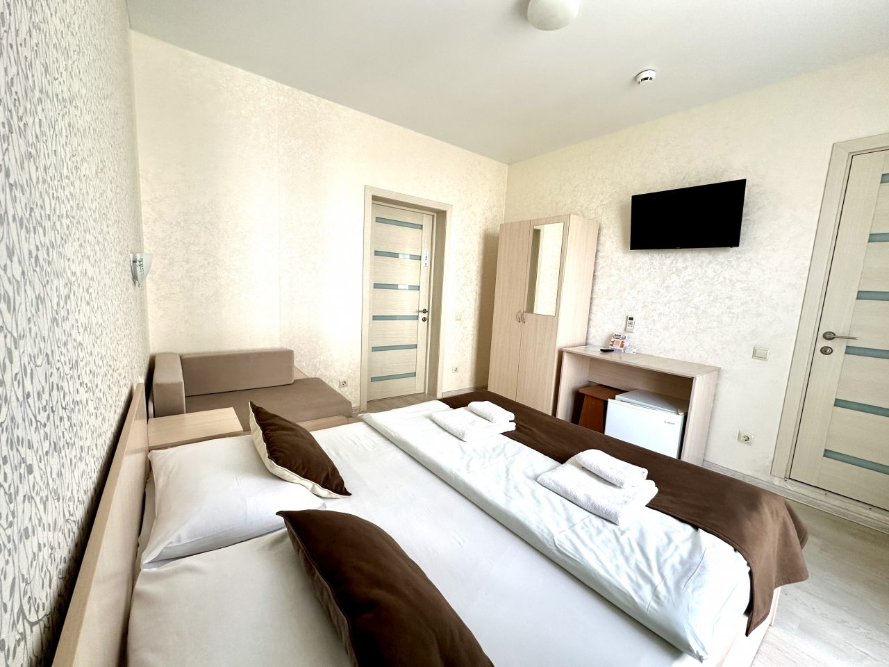 Трехместный (Комфорт с двуспальной кроватью и креслом-кроватью), Гостевой дом Мантарини