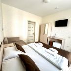 Трехместный (Комфорт с двуспальной кроватью и креслом-кроватью), Гостевой дом Мантарини