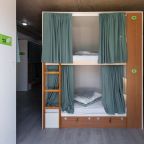 Двухъярусная кровать в хостеле Молодой, Сочи