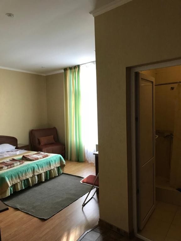 Двухместный (Двухместный номер с 1 двуспальной кроватью и дополнительной кроватью) гостевого дома На Черноморской 2, Сочи