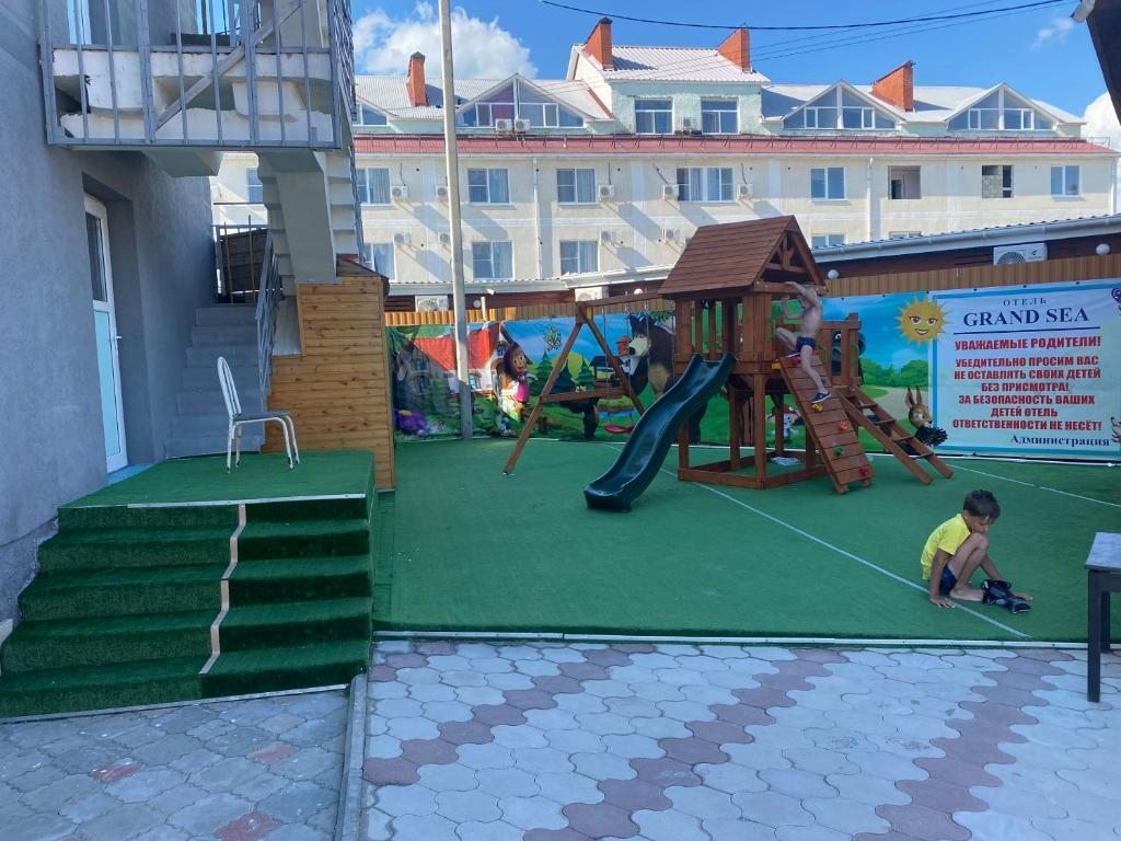 Детская игровая площадка в отеле Grand sea, Анапа. Отель Grand sea