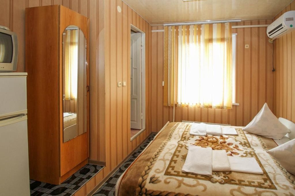 Двухместный (Двухместный номер с 1 кроватью или 2 отдельными кроватями и душем) гостевого дома Алла, Анапа