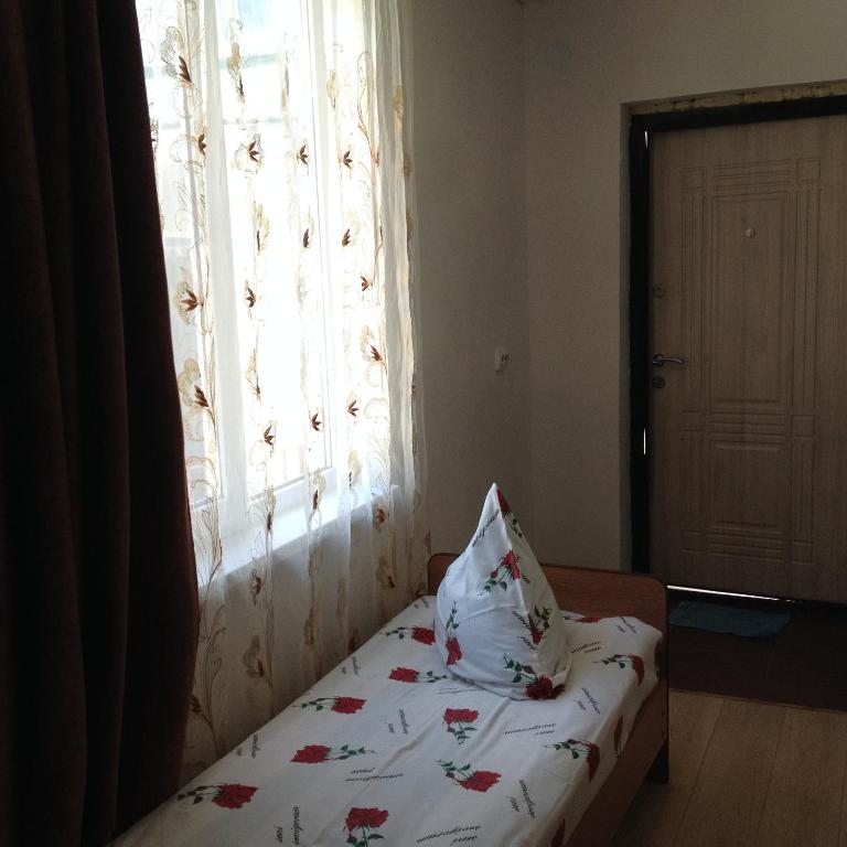 Трехместный (Трехместный номер с душем), Гостевой дом Изумруд