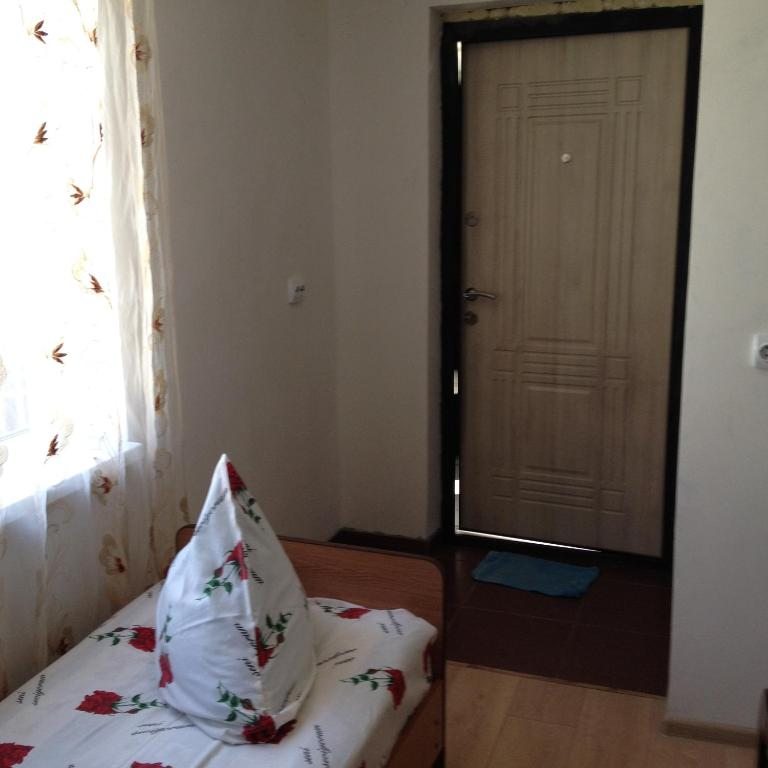 Трехместный (Трехместный номер с душем), Гостевой дом Изумруд