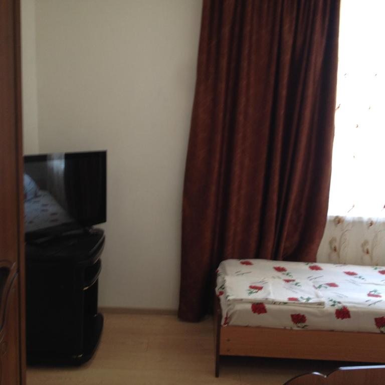 Трехместный (Трехместный номер с душем), Гостевой дом Изумруд