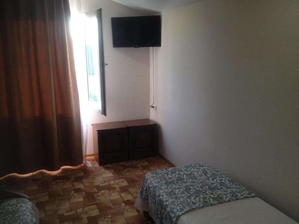 Трехместный (Трехместный номер с собственной ванной комнатой), Гостевой дом Изумруд