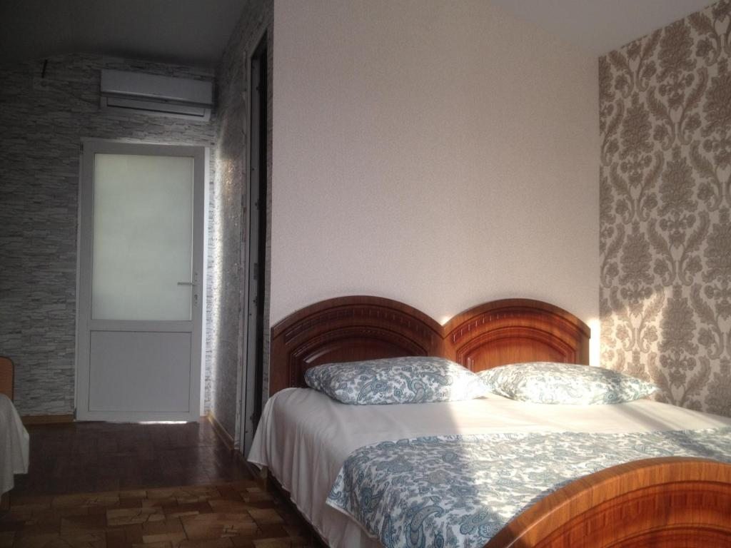 Трехместный (Трехместный номер с собственной ванной комнатой), Гостевой дом Изумруд