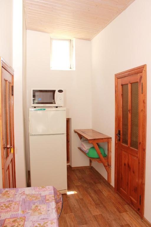 Двухместный (Бюджетный двухместный номер с 2 отдельными кроватями) гостевого дома Эльпида, Анапа