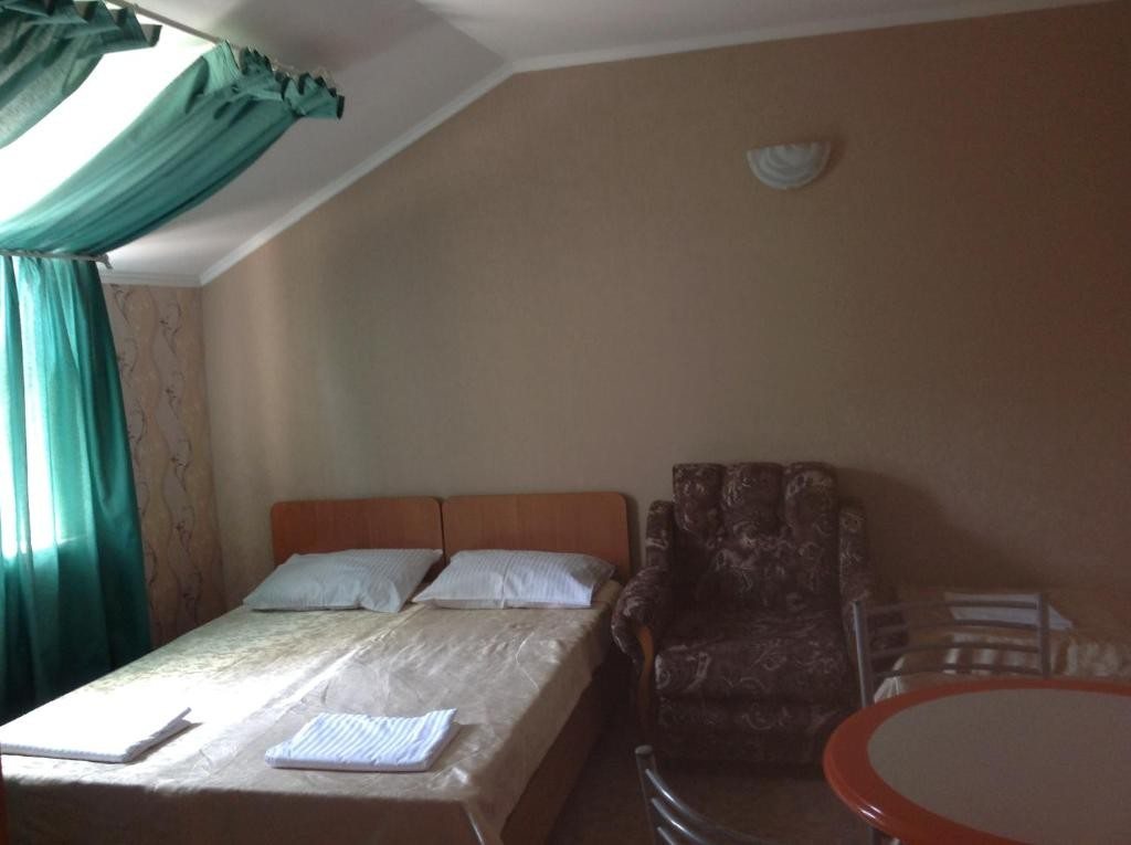 Четырехместный (Четырехместный номер с собственной ванной комнатой) гостевого дома Комсомольский, Анапа