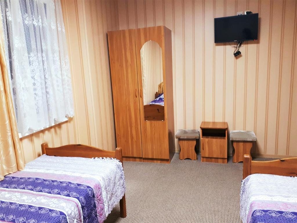 Двухместный (Стандартный двухместный номер с 2 отдельными кроватями и общей ванной комнатой) гостевого дома На Крымской, Анапа