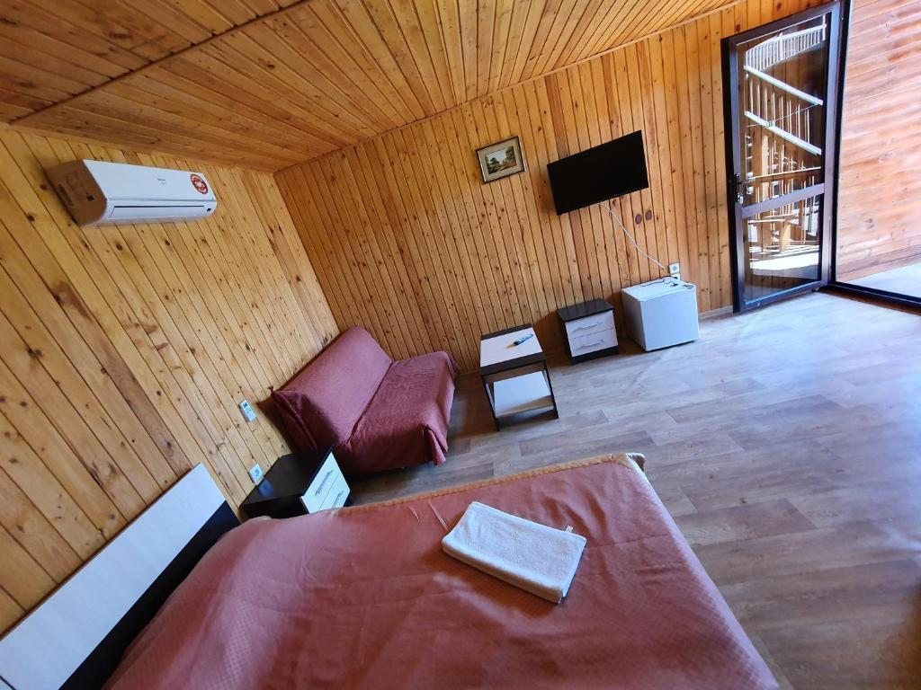 Четырехместный (Улучшенный четырехместный номер) мини-гостиницы Ариэль, Вардане