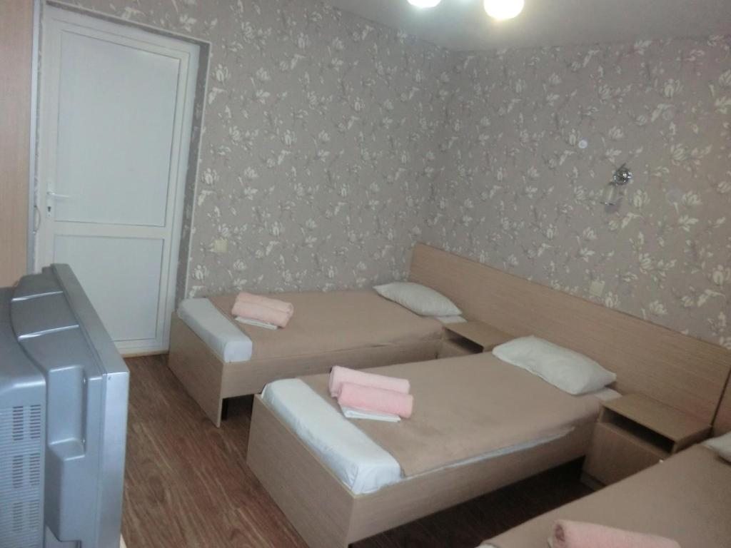 Трехместный (Трехместный номер с общей ванной комнатой) гостевого дома Фламенко, Вардане