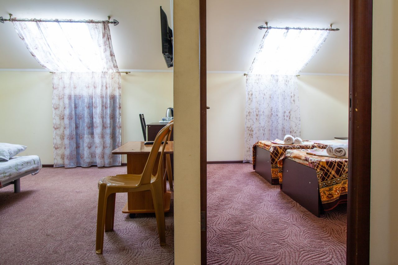 Трёхместный и более (Четырехместный ( 2 отдельные кровати и диван-кровать 4 человека)) гостевого дома Марити, Анапа