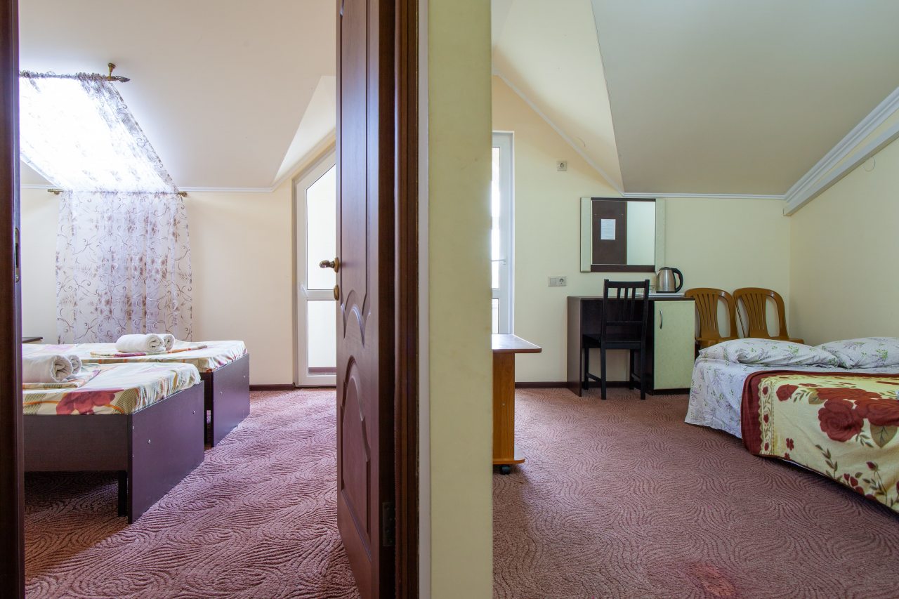 Трёхместный и более (Четырехместный с балконом ( 2 отдельные кровати и диван-кровать 4 человека)) гостевого дома Марити, Анапа