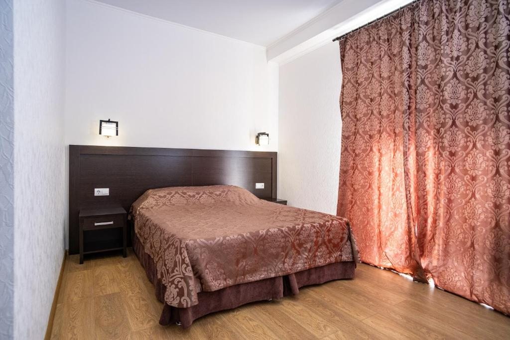 Двухместный (Двухместный номер с 1 кроватью или 2 отдельными кроватями и балконом) гостевого дома Пиано, Адлер