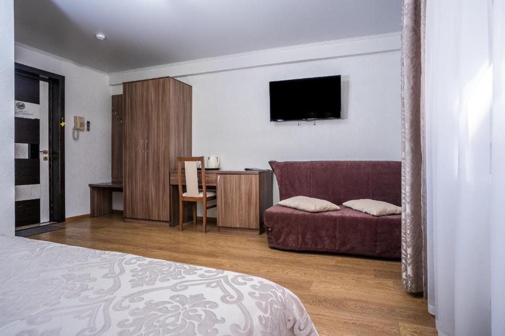 Двухместный (Двухместный номер с 2 отдельными кроватями и дополнительной кроватью (цокольный этаж, высота потолков 235 см)) гостевого дома Пиано, Адлер