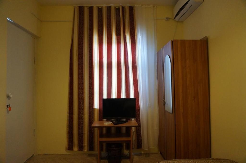 Двухместный (Двухместный номер с 2 отдельными кроватями и общей ванной комнатой) гостевого дома Уют, Лоо