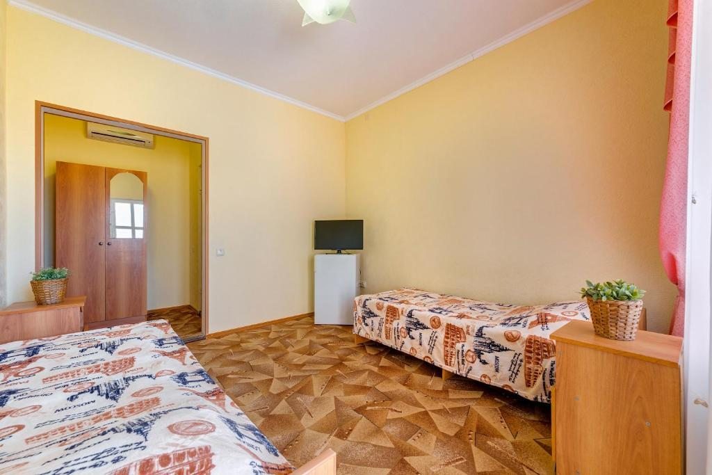 Двухместный (Двухместный номер с 2 отдельными кроватями и душем) гостевого дома Дамиан, Кабардинка